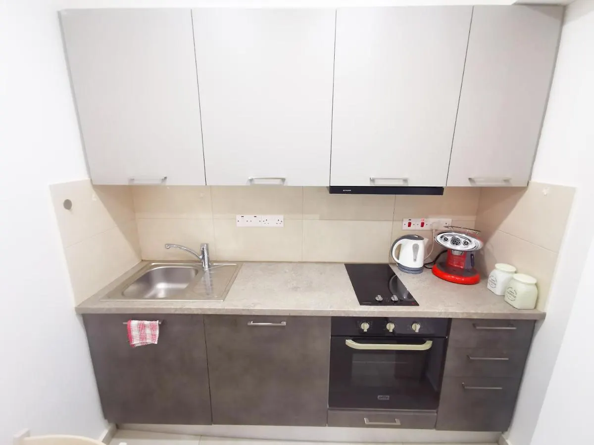 Sandy Bottoms Beach Apartment Larnaca 0*,